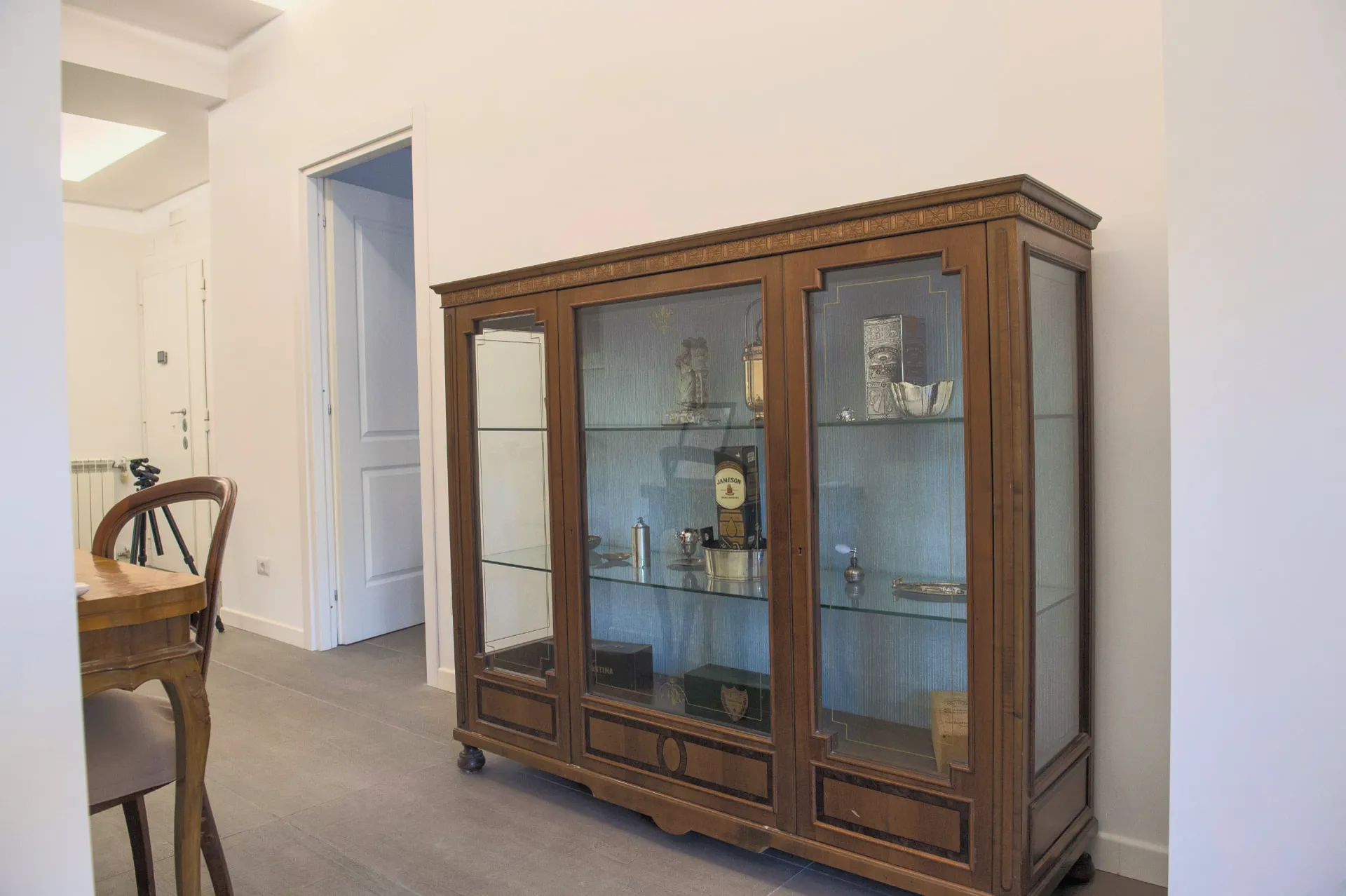 Vetrina antica in legno, dettaglio