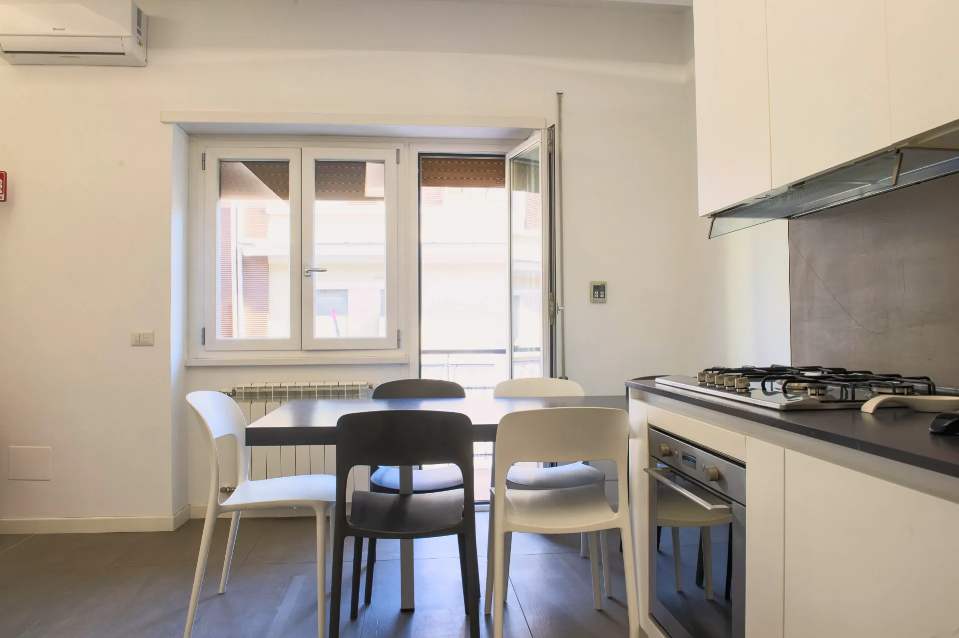 Zona pranzo luminosa vicino alla finestra