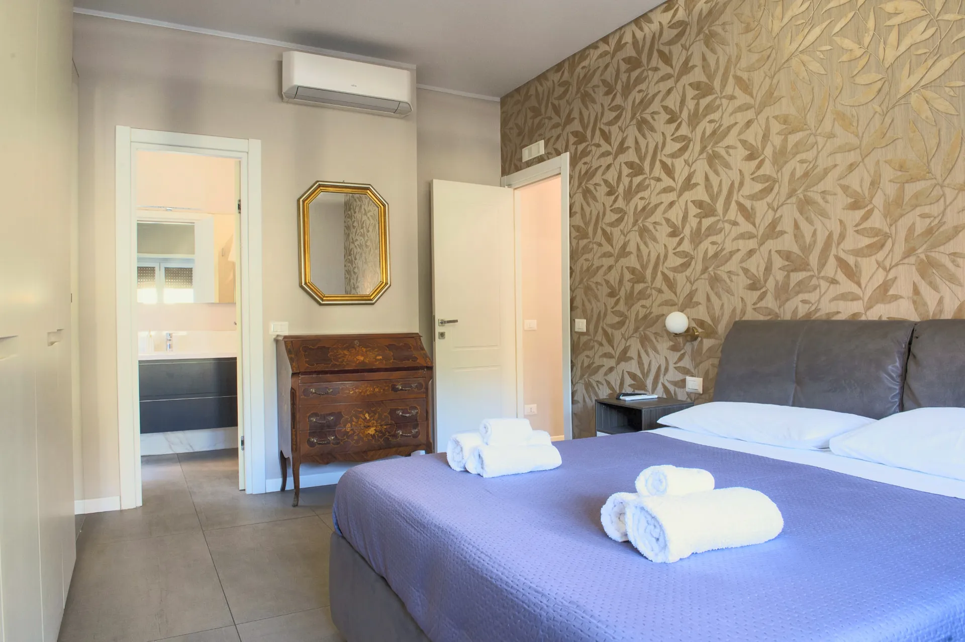 Camera matrimoniale con secrétaire antico e bagno privato