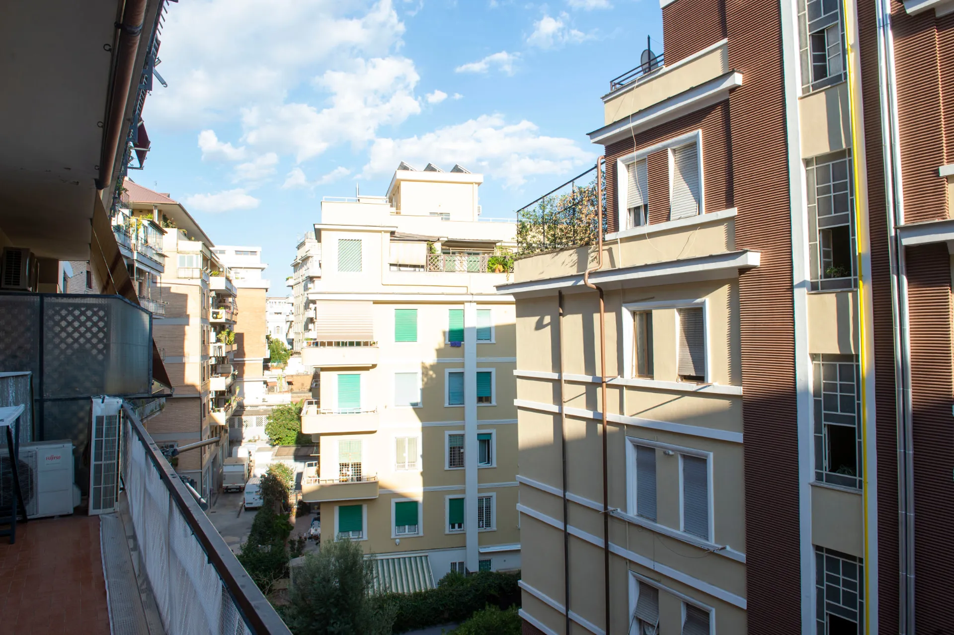 Vista sulla città dal balcone, cielo azzurro